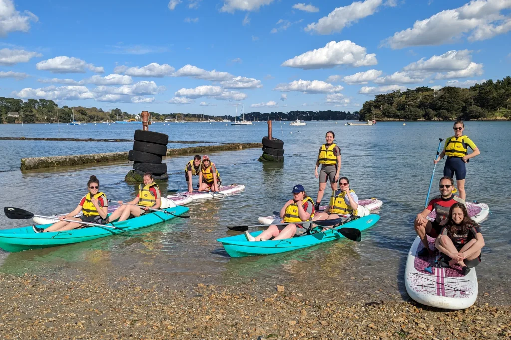Group of kayaks and stand-up paddle at Varec'h Kayak Bretagne.