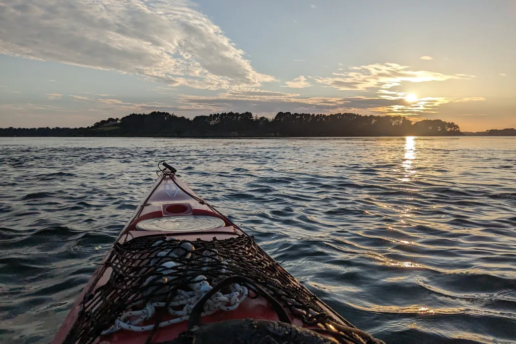 Sunset kayaking near Gavrinis Island in Larmor-Baden.