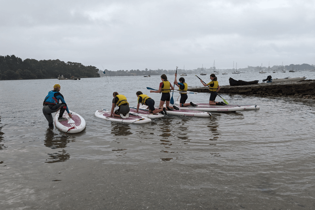 Children boarding stand-up paddle at Varec'h Kayak.