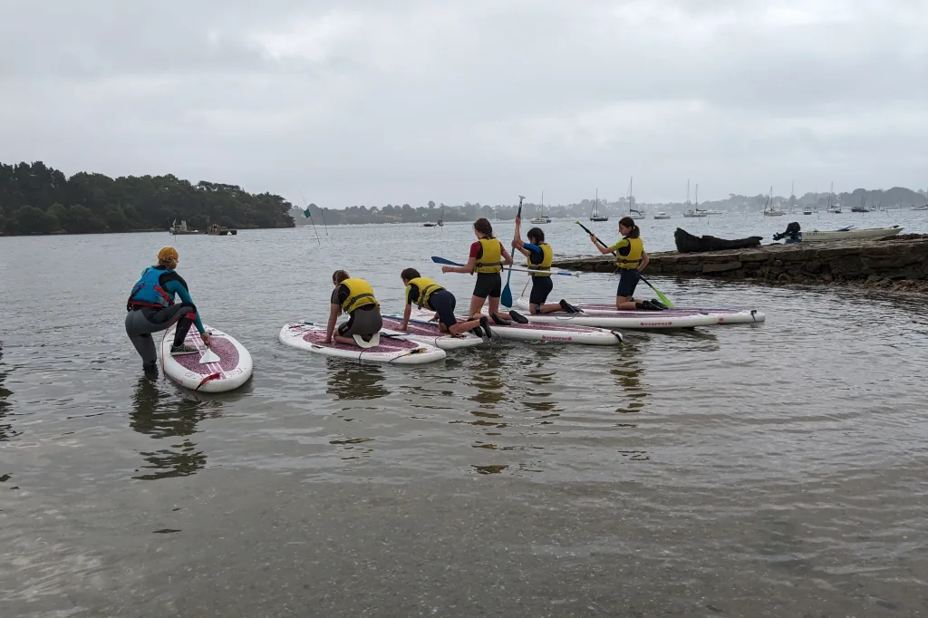 Children boarding stand-up paddle at Varec'h Kayak.