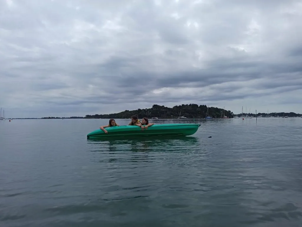 Enfants jouant sur un kayak à Baden