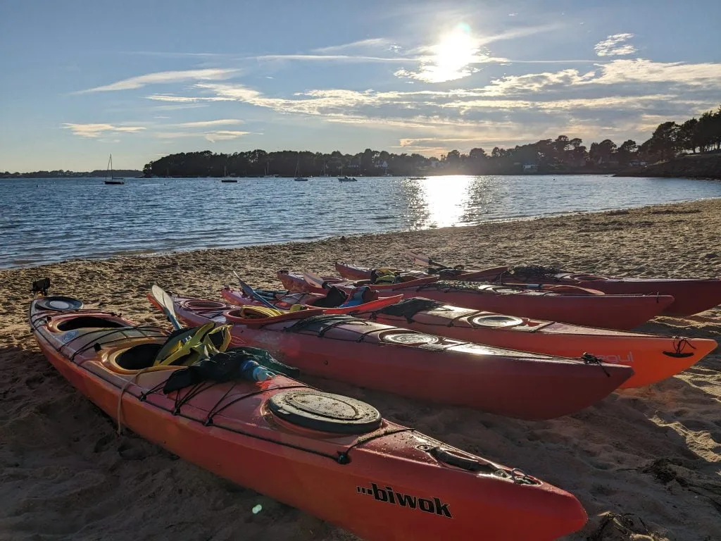 PXL_20230807_182244591 Kayaks de mer sur la plage de l'île-aux-Moines lors d'une sortie Varec'h Kayak