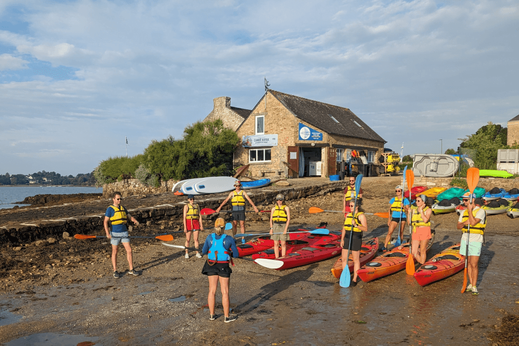 La base Varech Briefing on the beach at Varec'h Kayak Brittany.