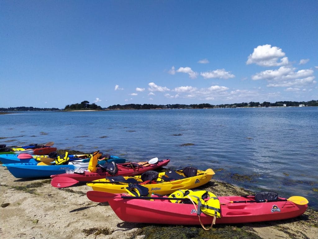 Pause en kayaks sur la plage dans le Golfe du Morbihan.