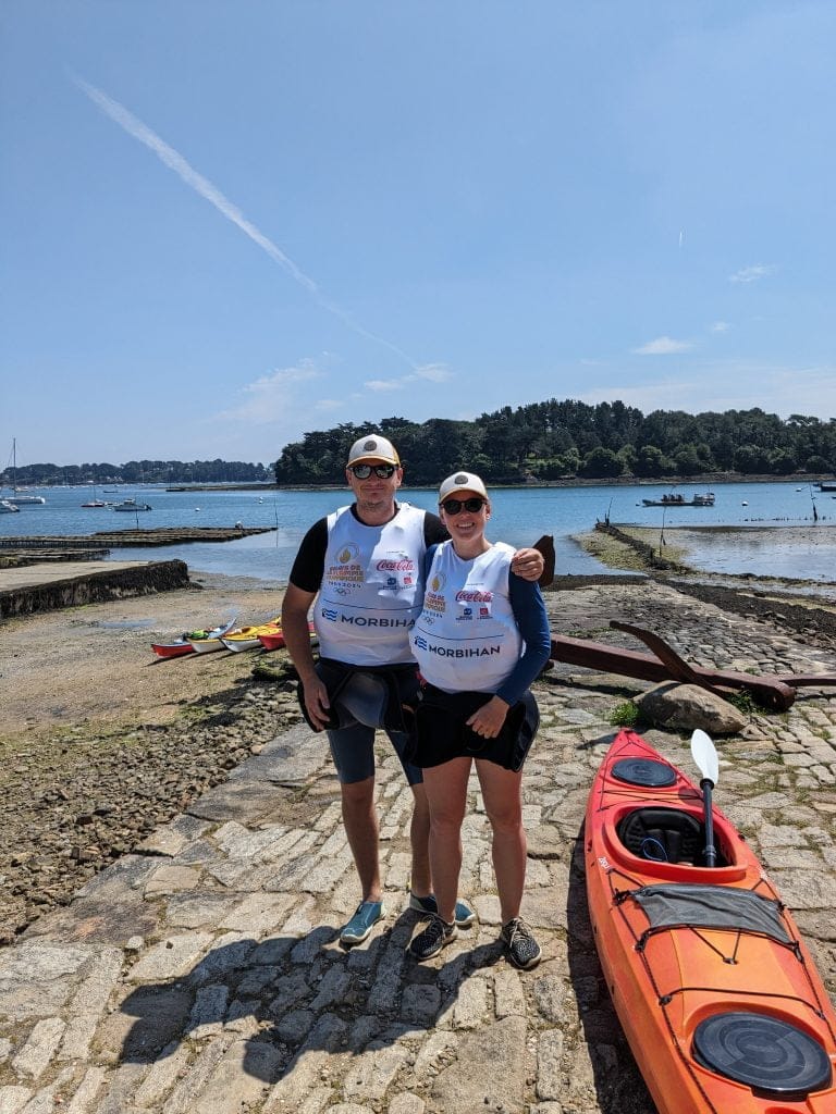 Marie & Axel sur la cale de Varec'h Kayak lors du relais de la flamme olympique.