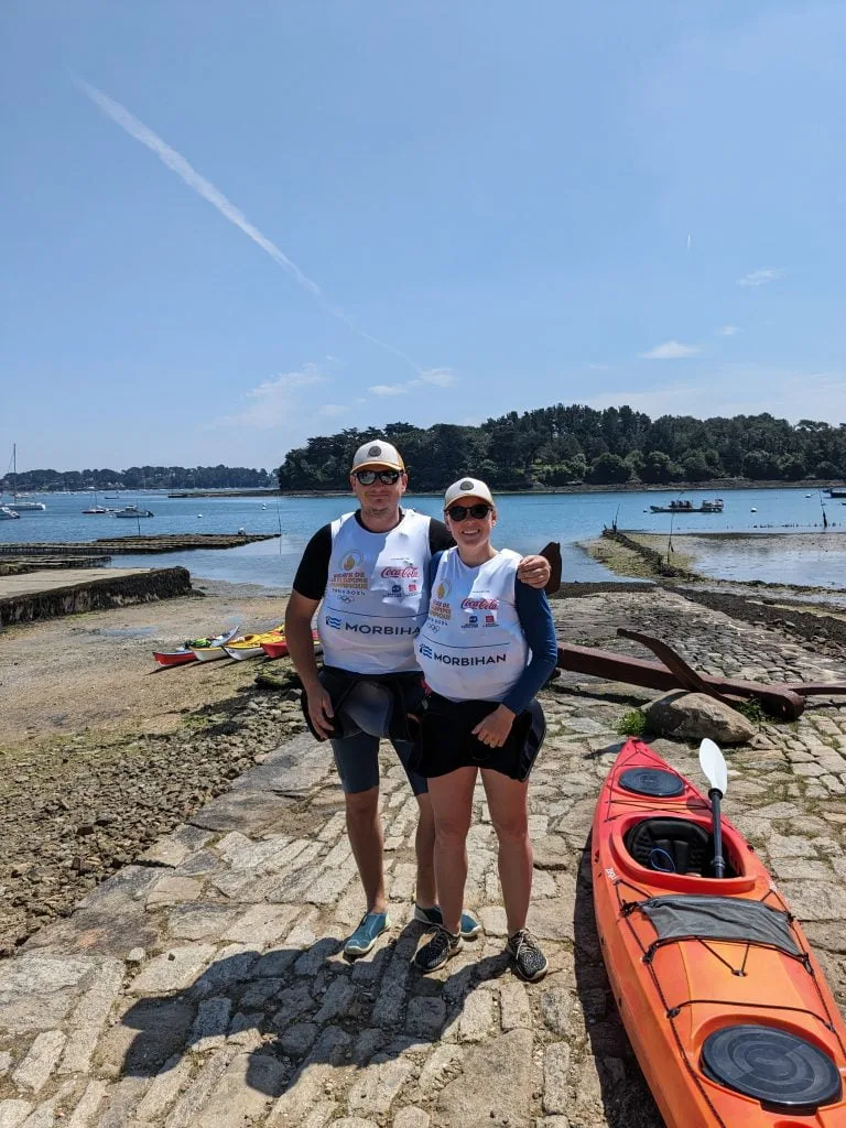 Marie & Axel sur la cale de Varec'h Kayak lors du relais de la flamme olympique.