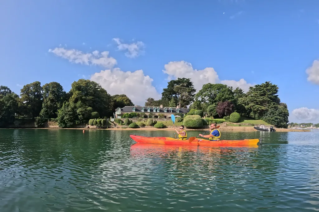 Canoe-kayak in front of the island of Irus in the Gulf of Morbihan.