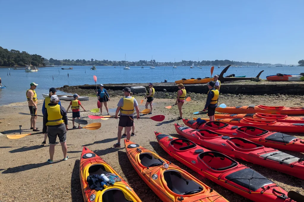 Briefing sur la plage au départ de la randonnée kayak.