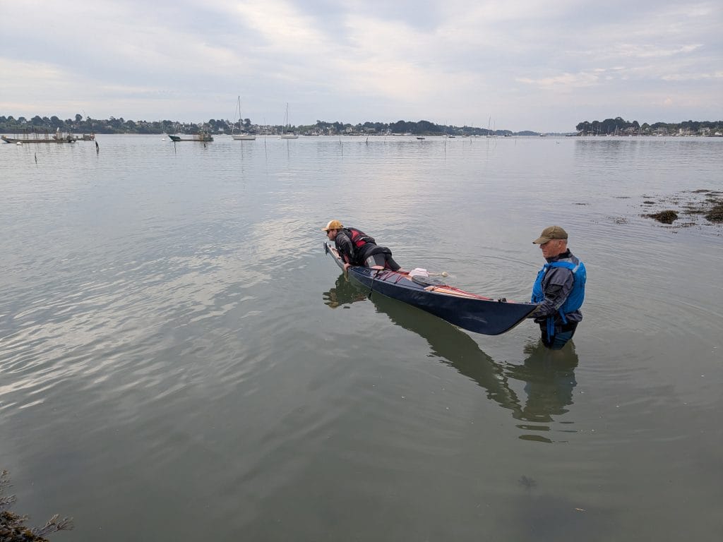 Remonter dans un kayak en pleine eau.