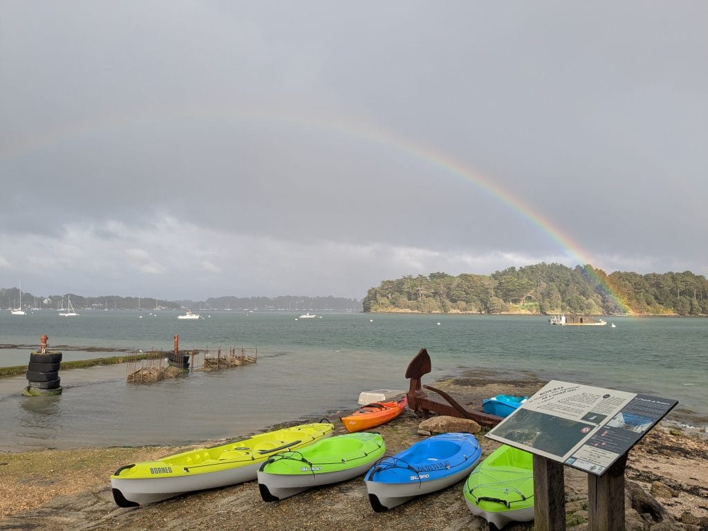 Kayaks sur la cale de Bois Bas à Baden