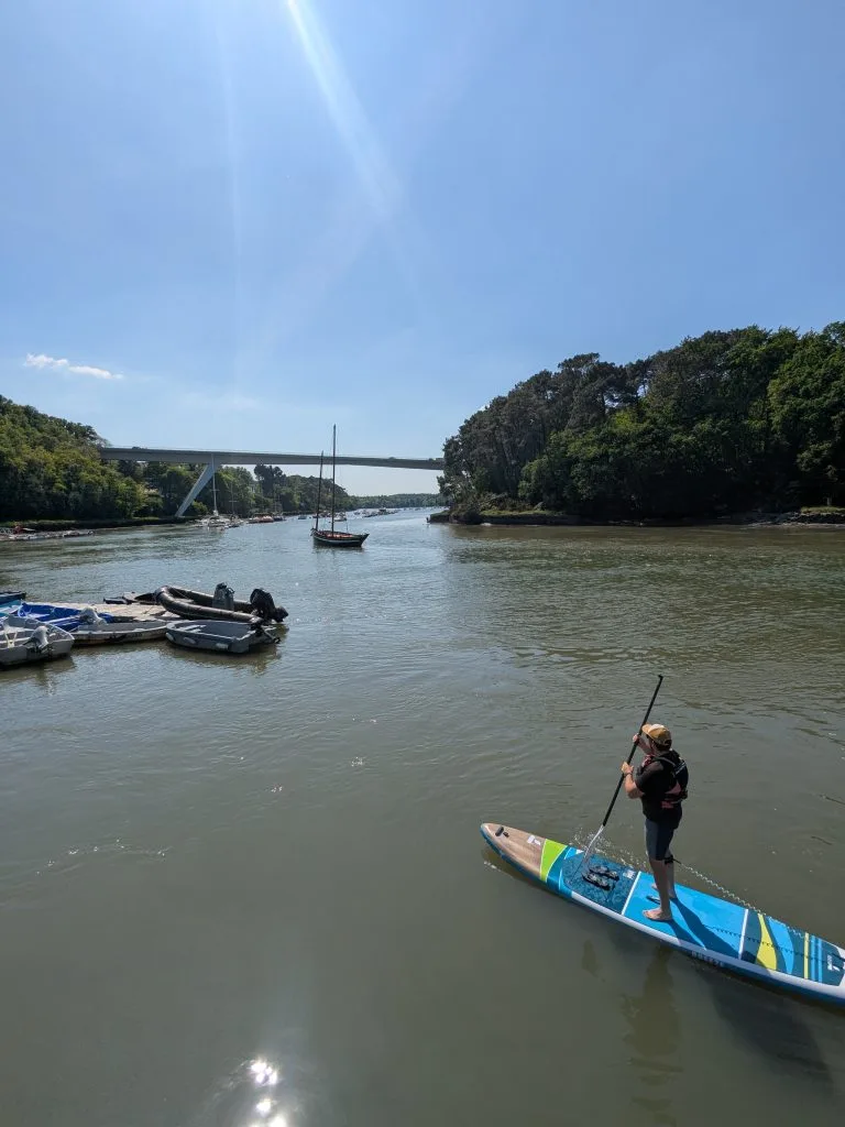 Stand-up paddle in the port of Le Bono.