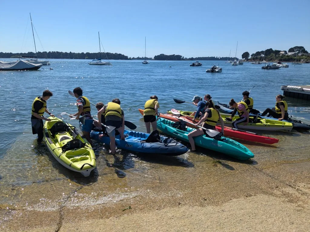 Boarding kayaks in Larmor-Baden.