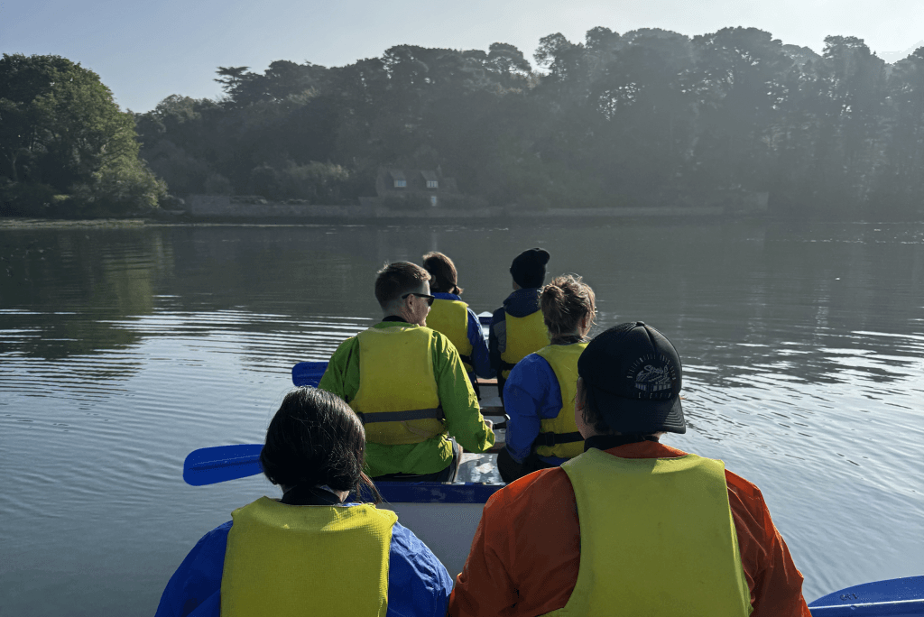 Pratiquants de canoë dans un Canobus sur l'eau.
