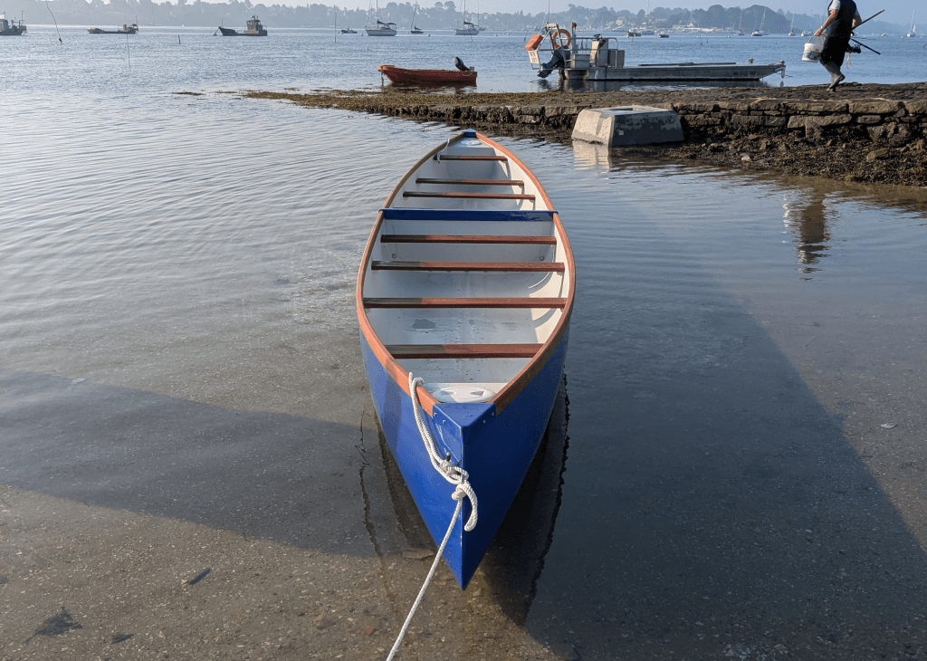 Canobus, canoë géant flottant sur l'eau
