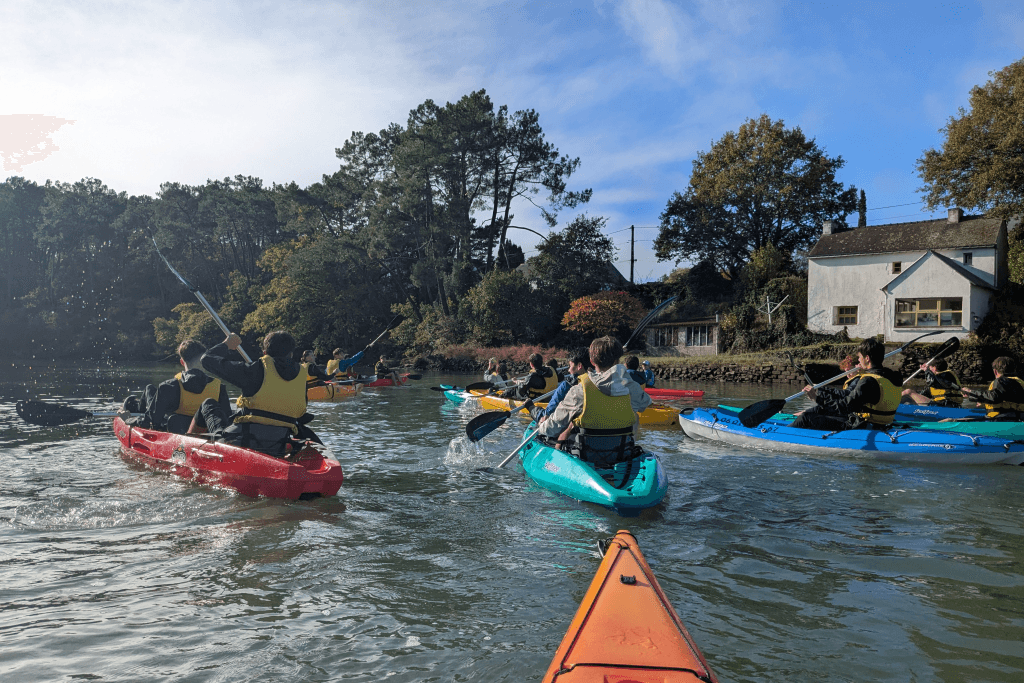 Groupes d'enfants en kayak dans le Golfe du Morbihan.