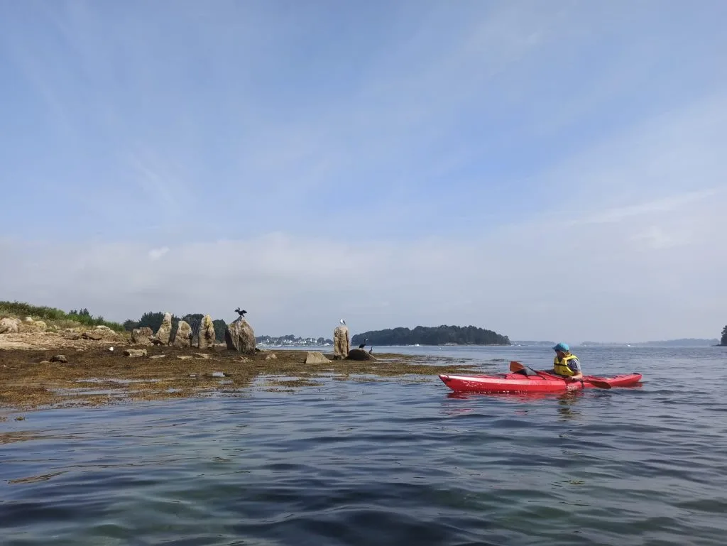 Navigation en kayak le long de lîle Er Lannic dans le Golfe du Morbihan.