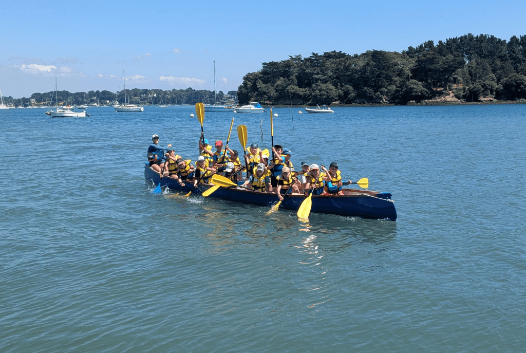Groupe d'enfants en Canobus dans le Golfe du Morbihan.