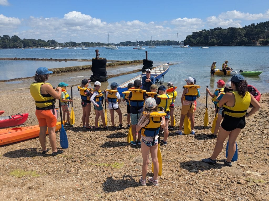 Briefing lors de l'accueil de groupes d'enfants en Canobus dans le Golfe du Morbihan.