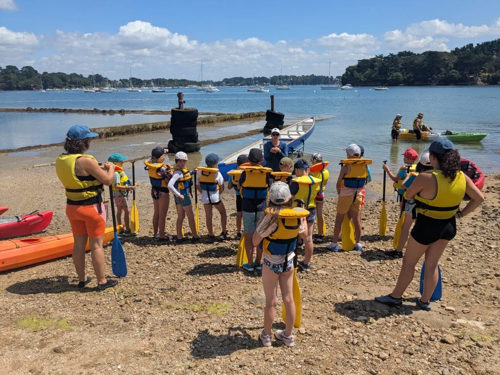 Briefing lors de l'accueil de groupes d'enfants en Canobus dans le Golfe du Morbihan.