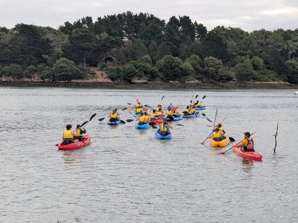 Groupe d'enfants en kayak dans le Golfe du Morbihan.