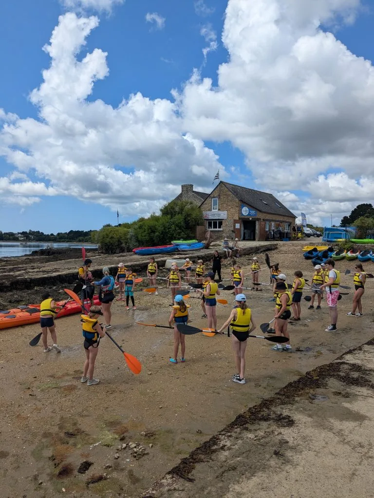 Briefing when welcoming groups of children in kayaks.