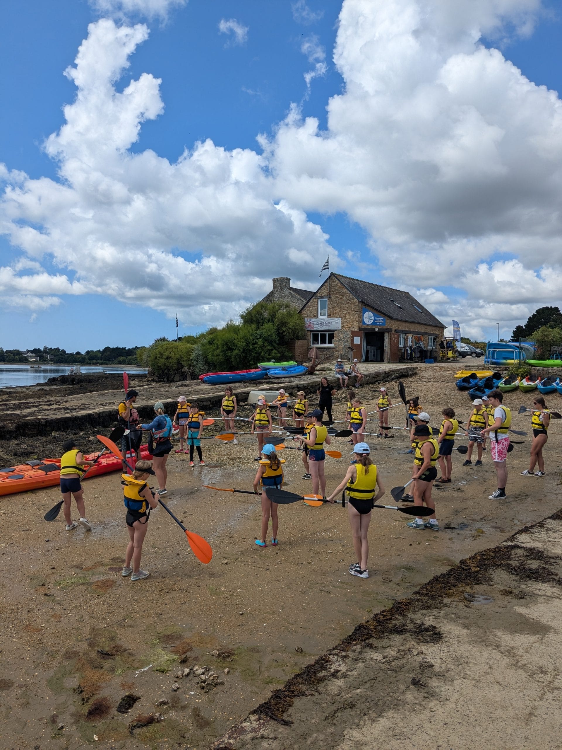 Briefing lors de l'accueil de groupes d'enfants en kayak.