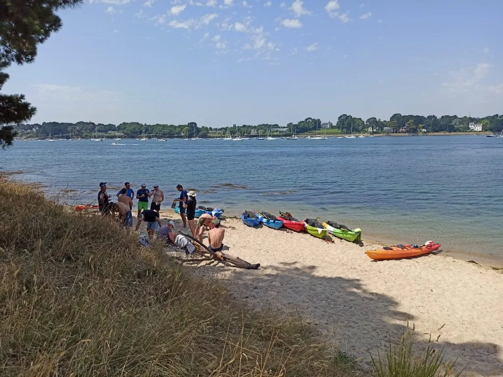 Photo d'un groupe sur la plage en location de kayak près de Vannes dans le Golfe du Morbihan.