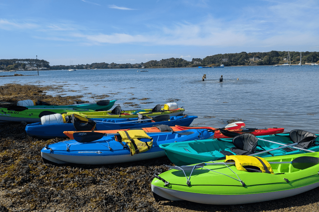 Kayaks en location sur la plage.