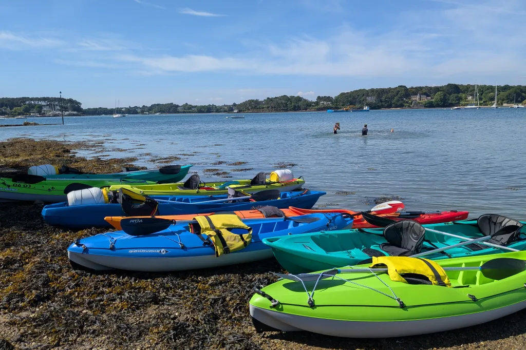 Kayaks en location sur la plage.