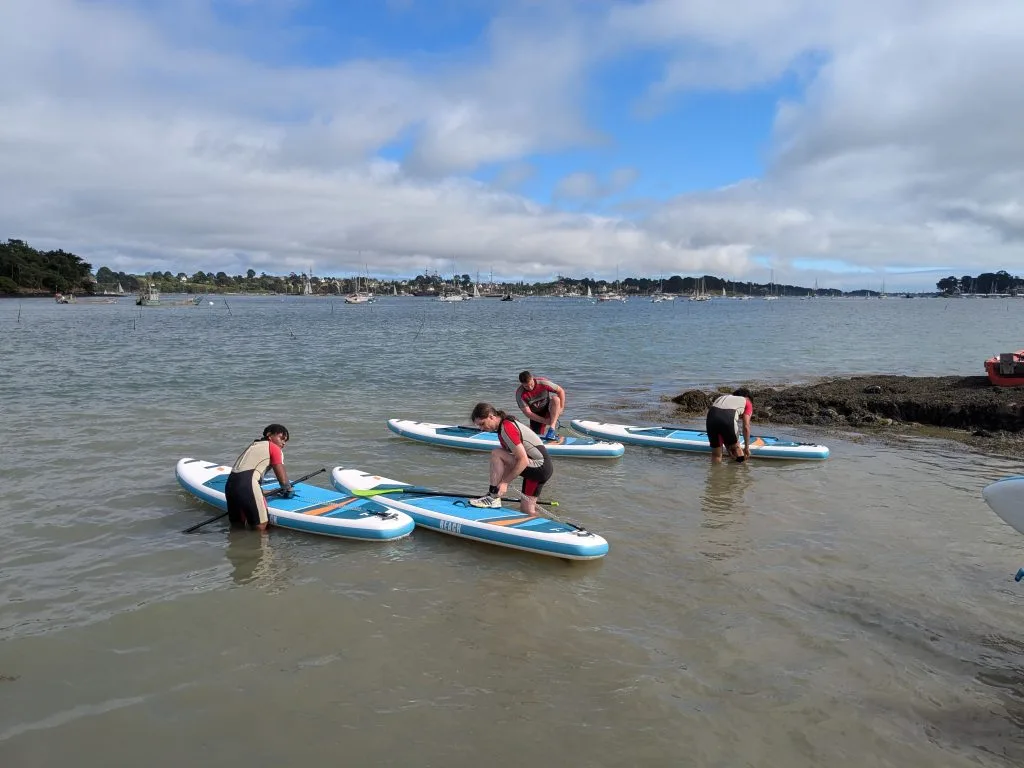 Départ d'un groupe en location de paddle.