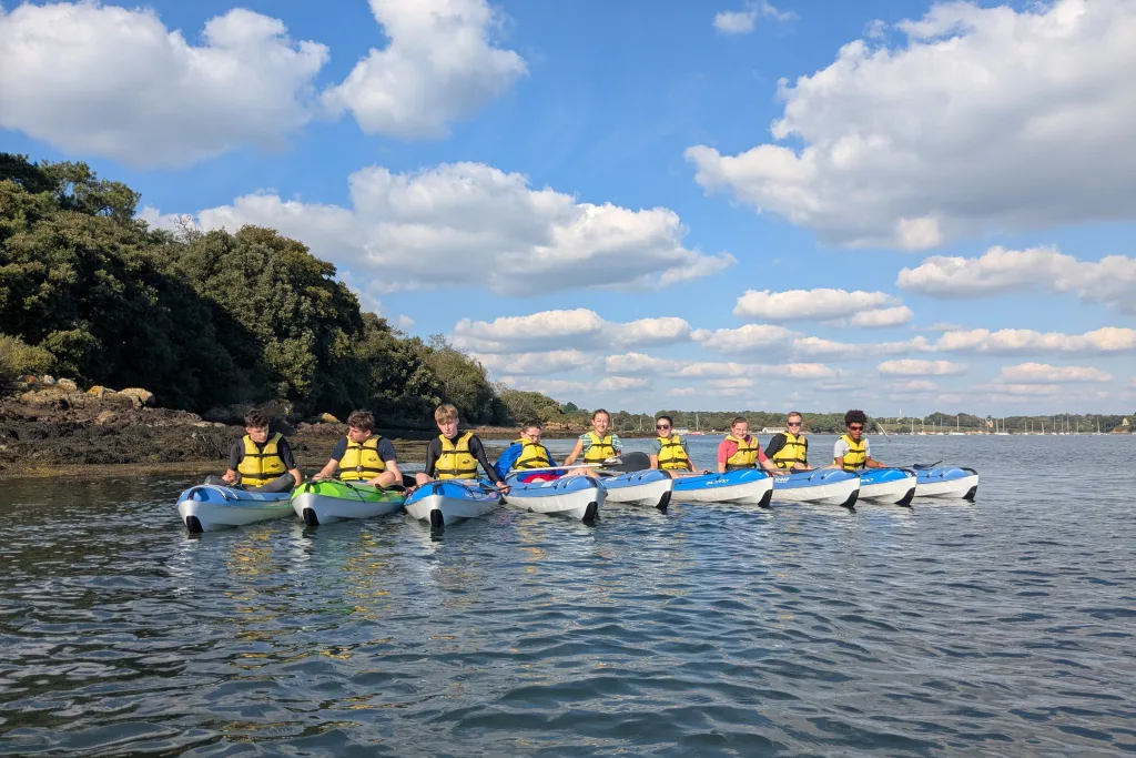 Photo de groupe en kayak lors d'un cycle scolaire.