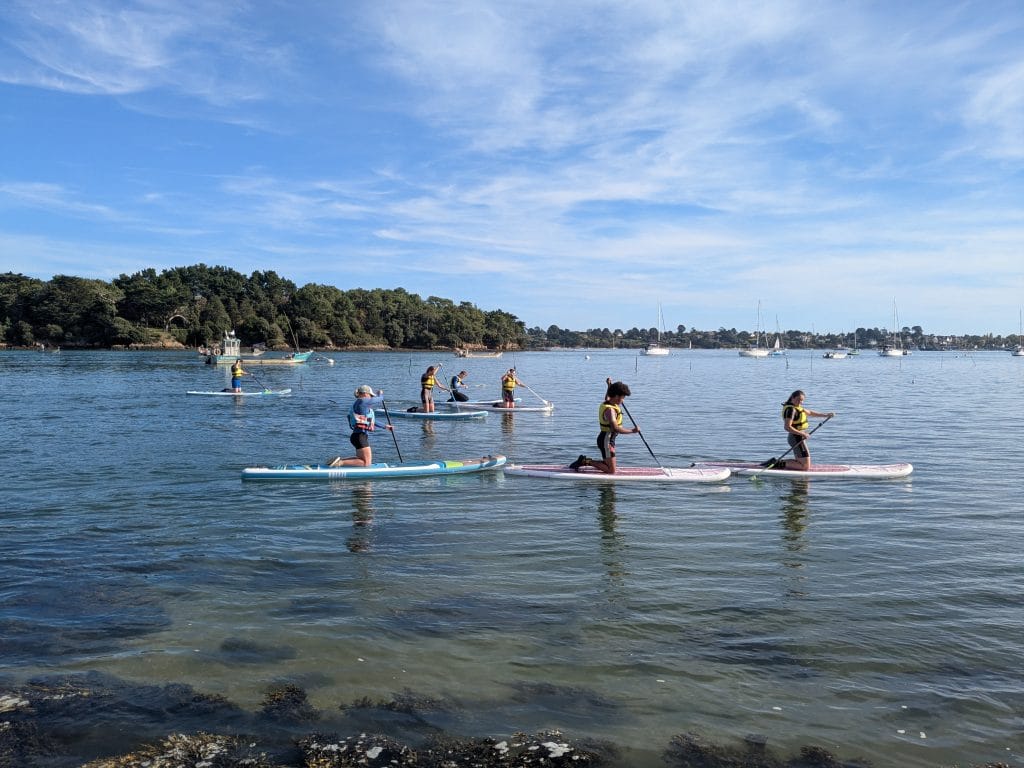 Groupe d'enfants lors d'un cycle scolaire kayak et paddle.