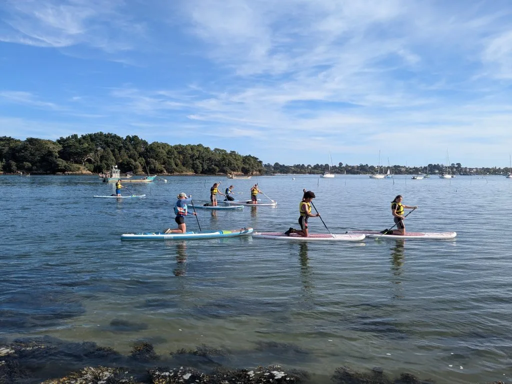 Groupe d'enfants lors d'un cycle scolaire kayak et paddle.