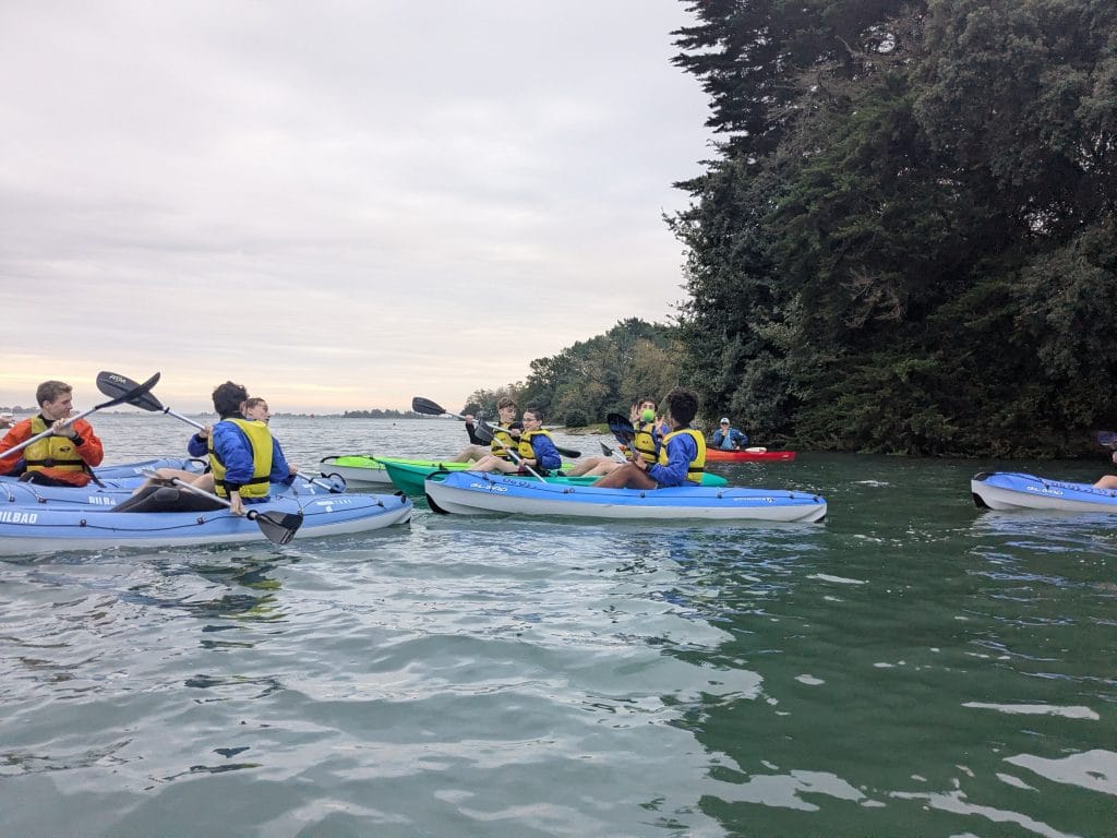 Groupe d'enfants lors d'un cycle scolaire kayak.
