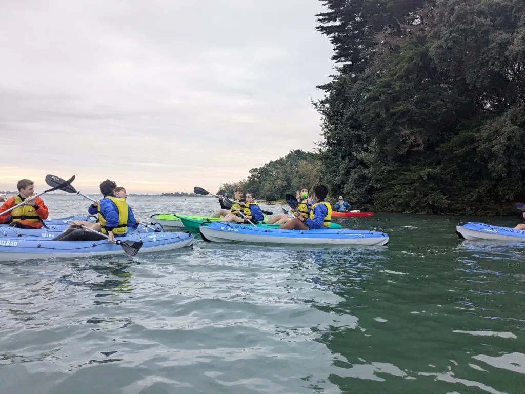 Groupe d'enfants lors d'un cycle scolaire kayak.