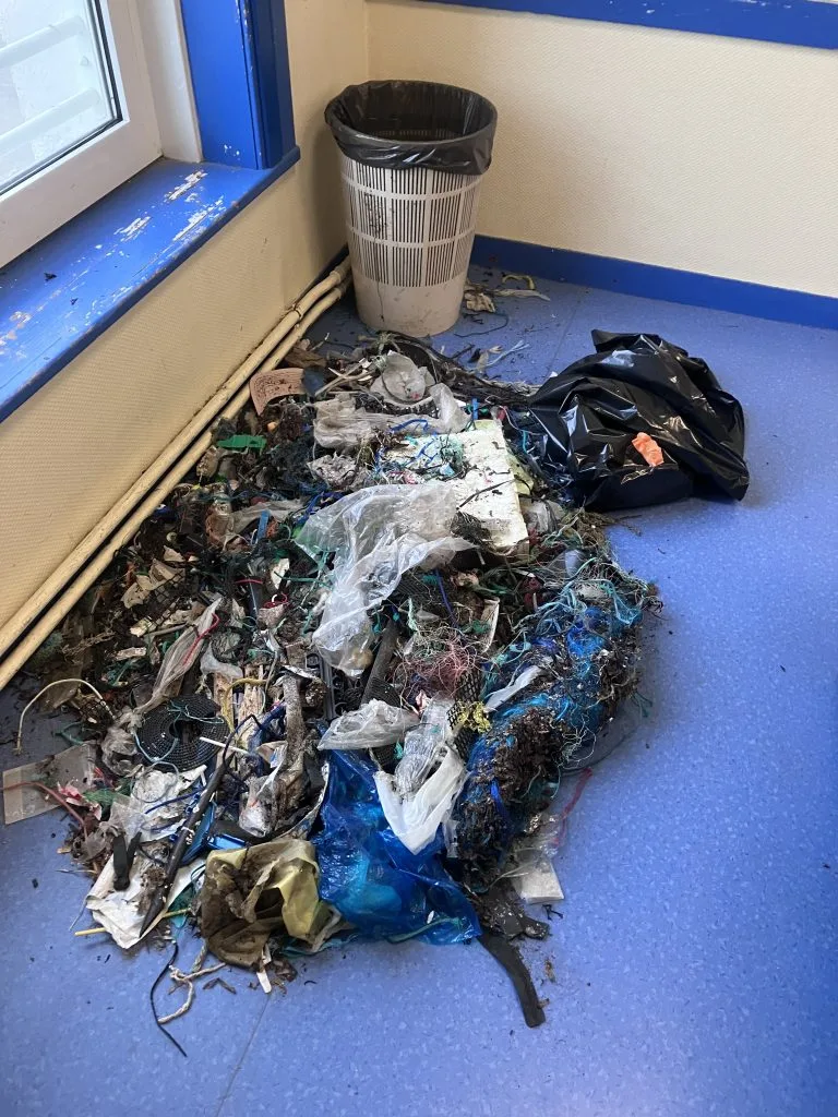Tas de déchets après le ramassage en kayak.