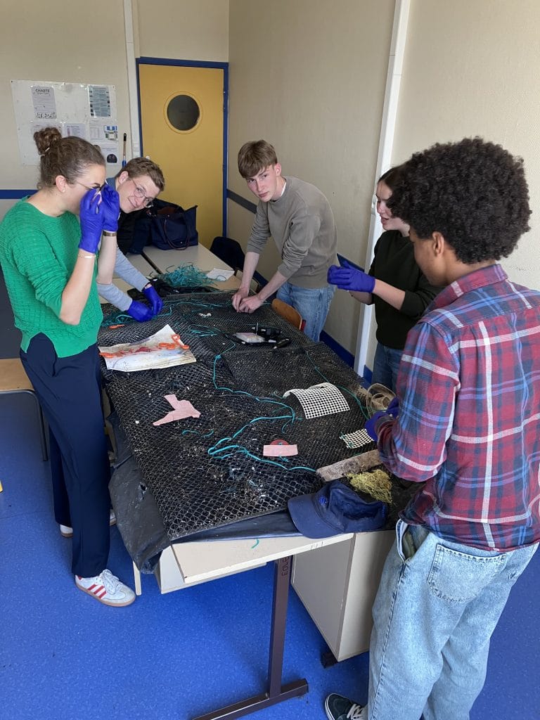 Création en cours du œuvre d'art avec des déchets par des lycéens.