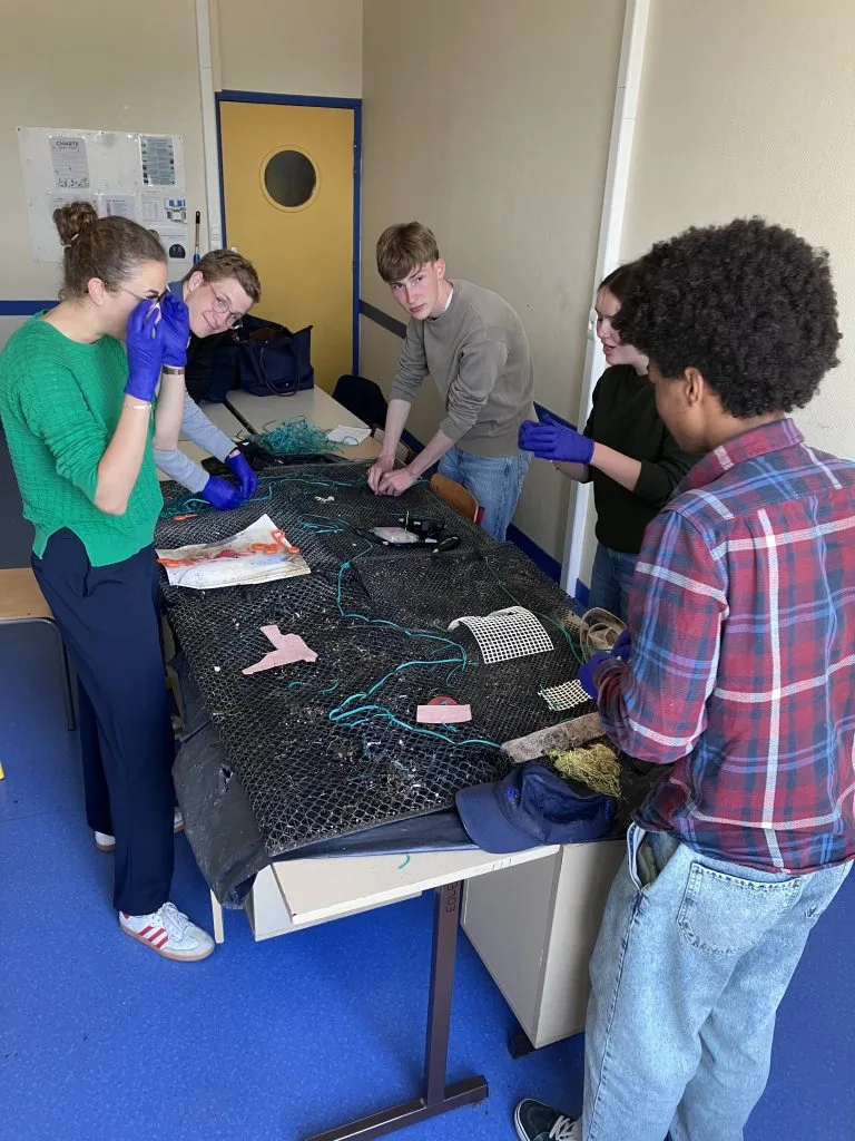 Création en cours du œuvre d'art avec des déchets par des lycéens.