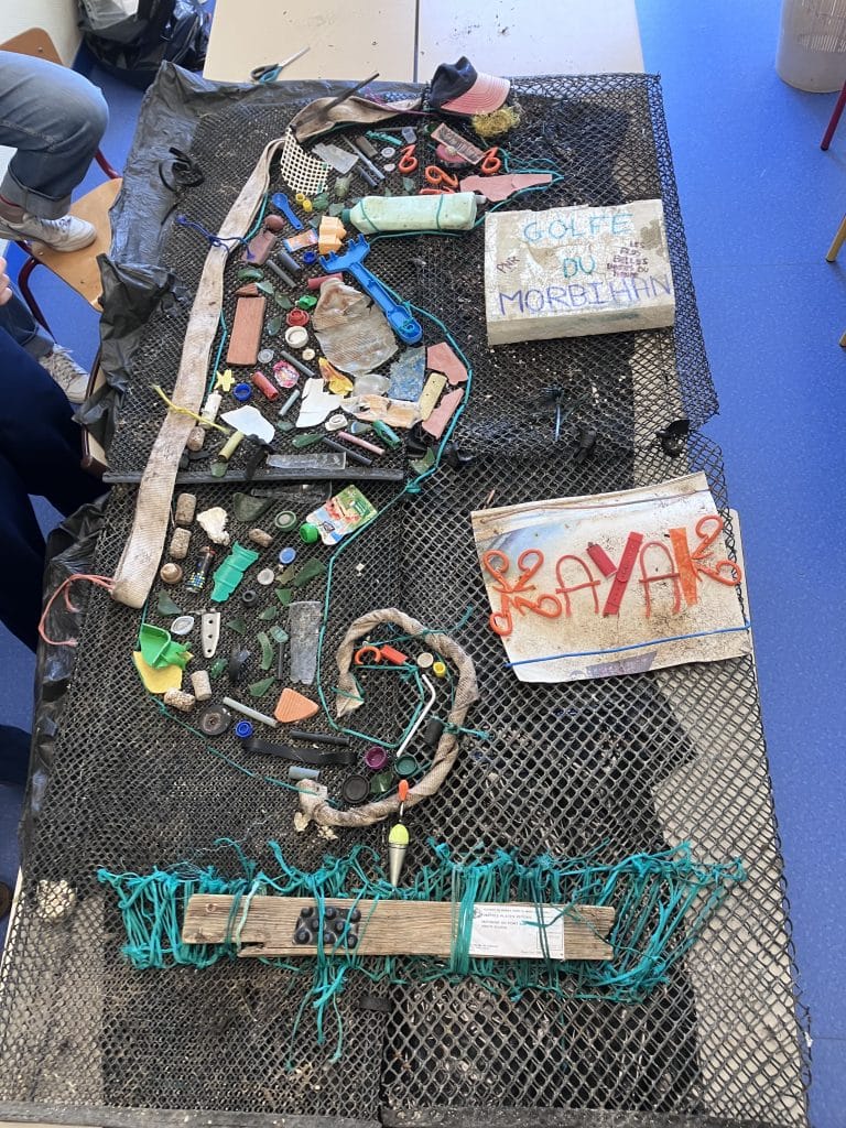 Œuvre d'art réalisée à partir de déchets ramassés en kayak.