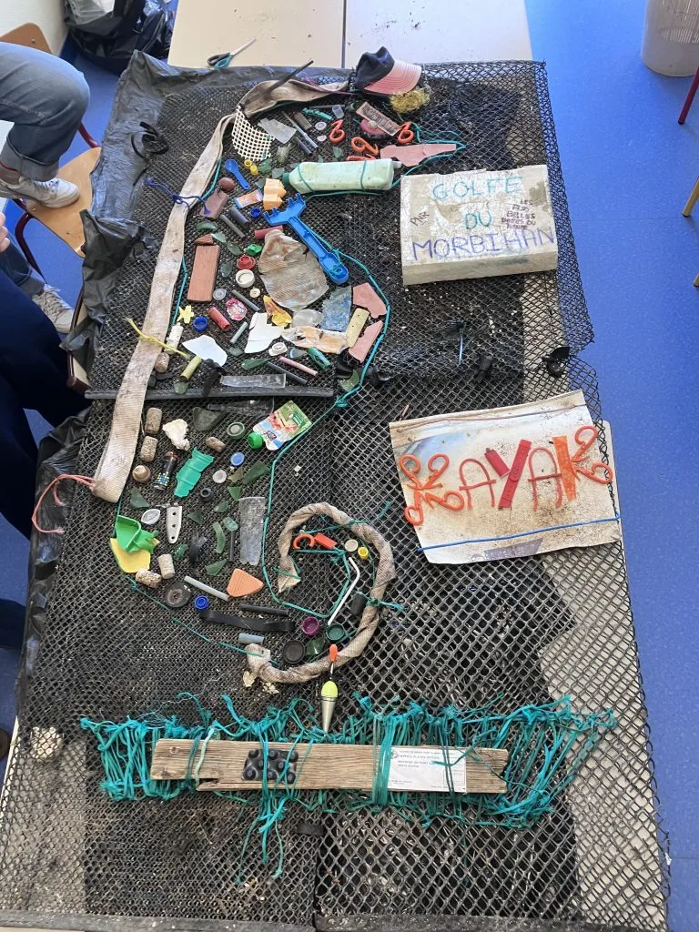 Œuvre d'art réalisée à partir de déchets ramassés en kayak.