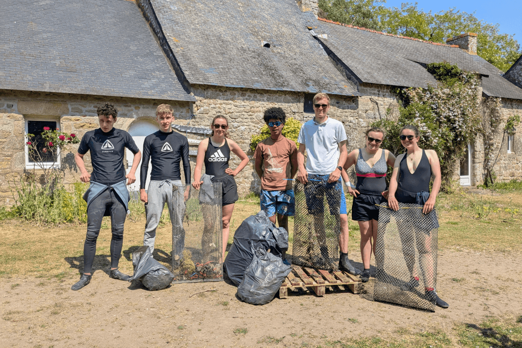 Photo de groupe projet kayak lycéens SFX ramassage de déchets.