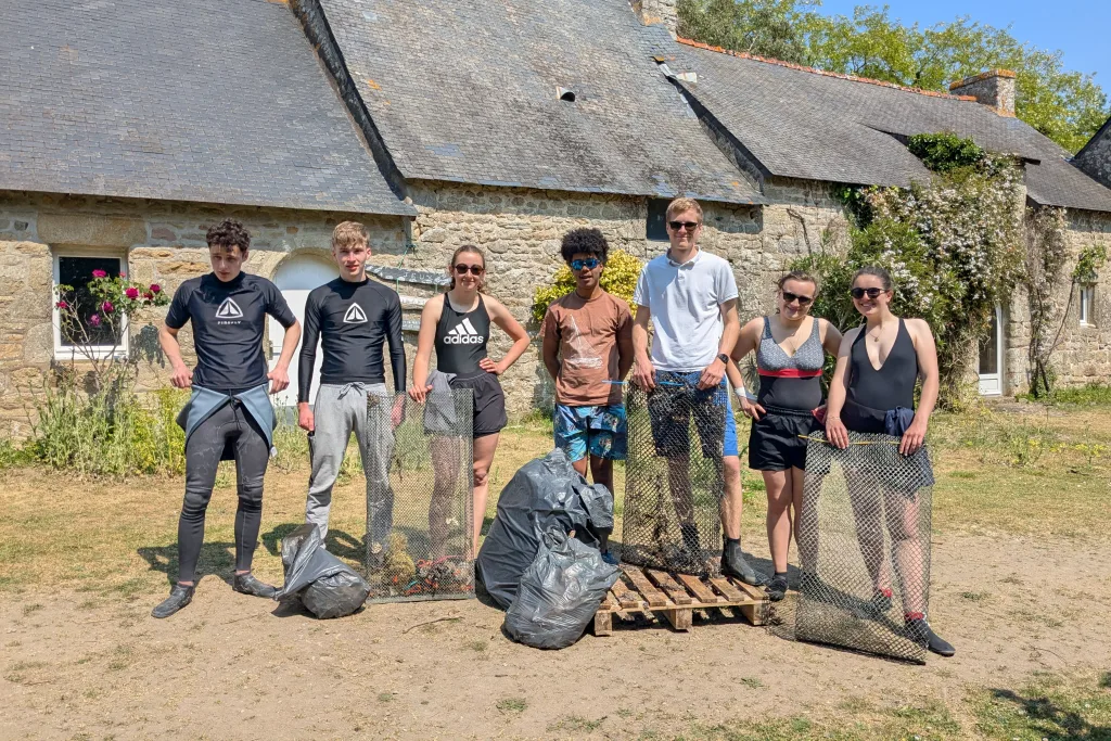 Photo de groupe projet kayak lycéens SFX ramassage de déchets.